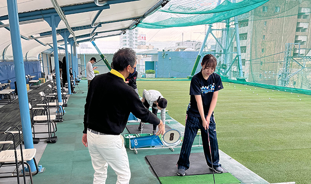 屋根があるゴルフ打席